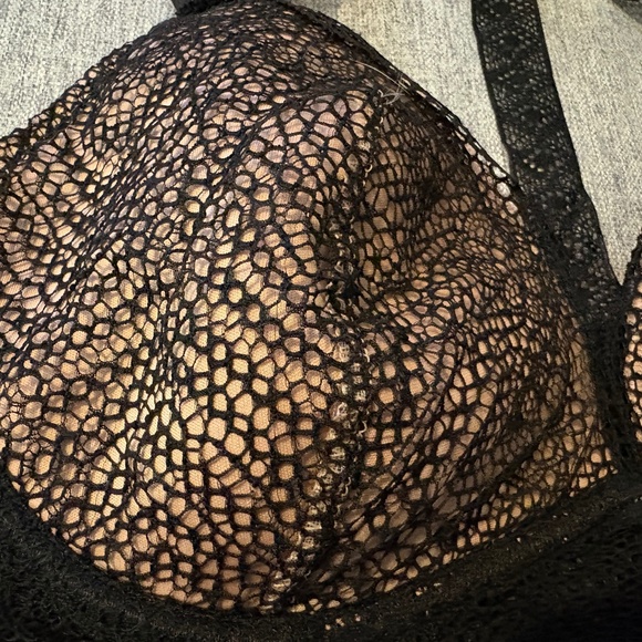 Victoria’s Secret Lacey/Mesh Bra NWT - Picture 3 of 6